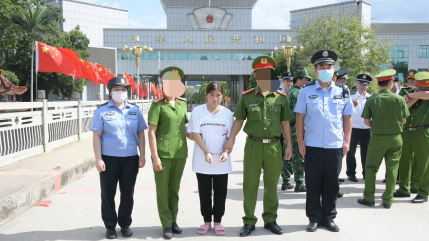 Nữ tội phạm bị truy nã "sa lưới" sau 8 năm lẩn trốn bên Trung Quốc